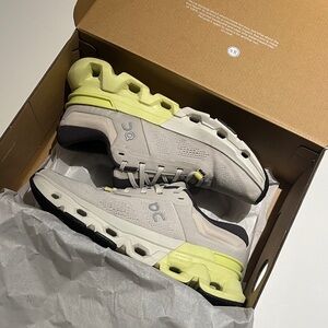 On Women's Cloudflyer 5 Running Shoes - Pearl | Hay - with box